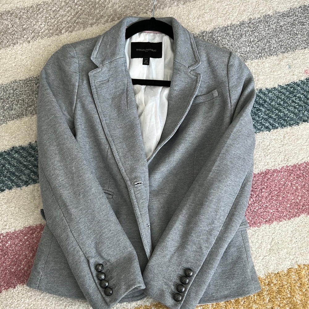Women’s Banana Republic Blazer. Gently used. Size 6 petite